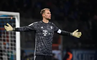 مانويل نوير حارس بايرن ميونيخ يدهش مدرب هذا الفريق (فيديو)