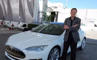 كيف علق إيلون ماسك على تعطل تطبيق سيارات تسلا للهواتف الذكية؟