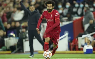 رد فعل صادم من محمد صلاح تجاه مشجع اقتحم الملعب (فيديو)