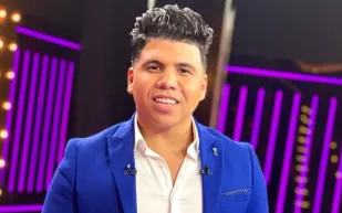 المطرب المصري عمر كمال يتلقى هدية سيارة بنتلي من عائلة سعودية 