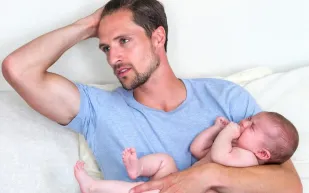 لن تُصدق.. اكتئاب ما بعد الولادة يصيب الرجال