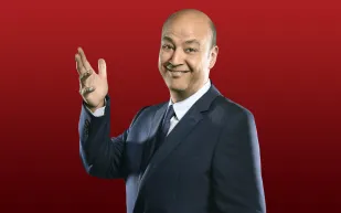 عمرو أديب يرقص مع النافورة الراقصة في البوليفارد (فيديو)