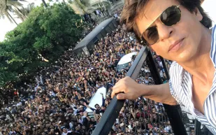 معجبو شاروخان يحتفلون بعيد ميلاده معجبو شاروخان يحتفلون بعيد ميلاده بشكل أسطوري (فيديو)