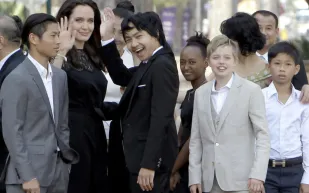 أنجلينا جولي تظهر مع ابنتها وابنها في عرض فيلم "Paper & Glue"