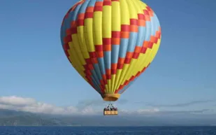 في لقطات تحبس الأنفاس.. فرنسي يحطم الرقم القياسي للوقوف على المنطاد (فيديو)