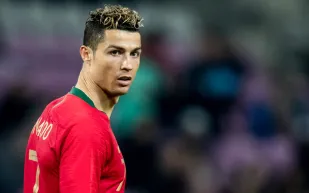 كريستيانو رونالدو يشن هجومًا حادًا على المسؤول عن منح الكرة الذهبية 