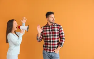 أسباب تدفع الرجل إلى تجاهل المرأة