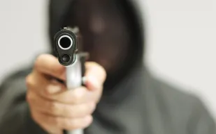 على غرار المشاهد السينمائية.. سطو مسلح في أقل من دقيقة! (فيديو)