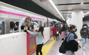 الجوكر يثير الرعب في اليابان بإحراق المترو وتهديد الركاب بالسكين (فيديو)