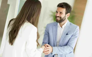 ارتباك الرجل أمام المرأة: 6 أسباب ودلالاتها