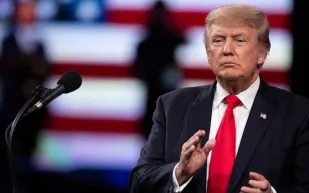 لقاح كورونا يضع ترامب في موقف محرج على الهواء