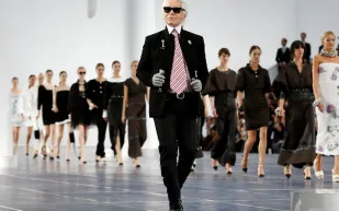 مزاد بيع مقتنيات الراحل «كارل لاغرفيلد» يحصد مبالغ طائلة