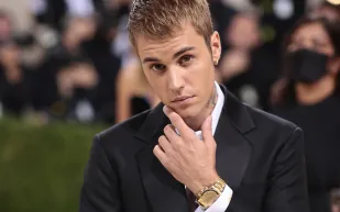 جاستن بيبر يشعل حماس الجماهير في حفل عالمي بجدة (فيديو)