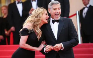 جوليا روبرتس تقتحم لقاءً مباشرًا لـ«جورج كلوني» (فيديو)