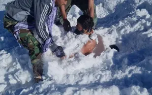 رياضي خارق يستعرض قوته بالدفن تحت الثلج لـ10 دقائق كاملة (فيديو)