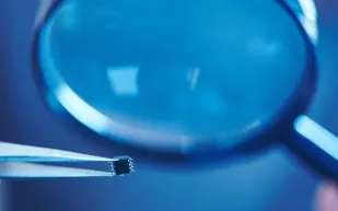 شريحة ذكية تحت الجلد تعمل كجواز سفر لكورونا! (فيديو)