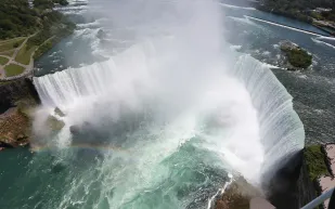 انتشال امرأة على حافة شلالات نياجارا (فيديو)