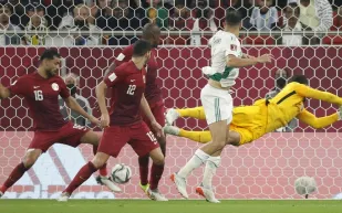 القصة الكاملة لاحتساب الحكم 19دقيقة وقتًا ضائعًا في مباراة قطر والجزائر (فيديو)