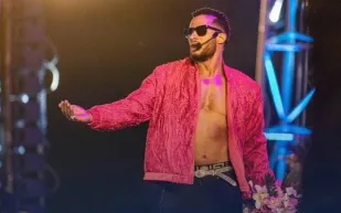 جمهور «محمد رمضان» يمطره بالساعات الفاخرة في آخر حفلاته (فيديو)