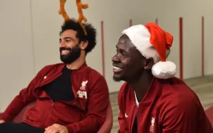 محمد صلاح يشارك الأطفال المرضى احتفال أعياد الميلاد (فيديو)