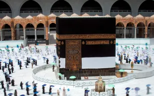 الكعبة تتوشح بزخات المطر وسط طواف المعتمرين (فيديو)