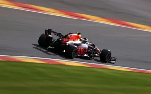 سيارة فورمولا تستعرض سرعتها أعلى برج في جدة (فيديو)