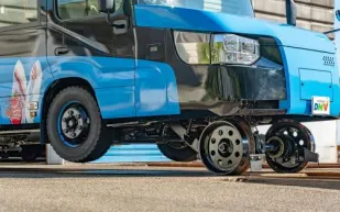 أول مركبة ثنائية في العالم تسير على الطرقات والسكك الحديدية (فيديو) 