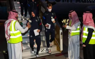 لحظة وصول فريق برشلونة لأراضي المملكة للمشاركة في «كأس مارادونا» (فيديو)