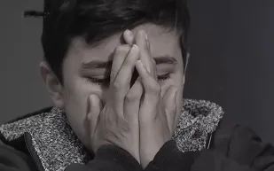 ما قصة «الطفل الباكي» الذي عدته أمه ميتًا وعذبه أخواله؟ (فيديو)