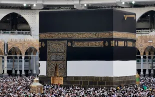 ما الآيات والكلمات المكتوبة على كسوة الكعبة؟ (فيديو)