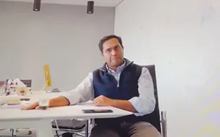 أول تعليق للمدير التنفيذي الذي فصل 900 موظف على زووم (فيديو)