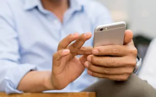 يشتري آيفون أونلاين فتصله مفاجأة ملفوفة بورق حمام! (صور)