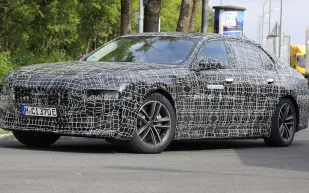 بي إم دبليو تكشف عن أول سيارة سيدان كهربائية في العالم