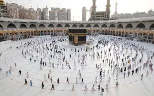 السماح بالحج والعمرة لمن تلقوا هذا اللقاح 