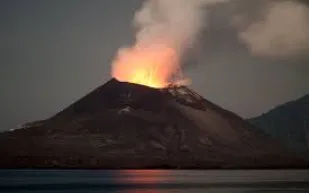 رجل يتبخر في ثورة بركان منذ ألفي عام (فيديو)