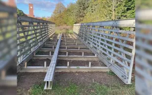  ستيني يسرق جسرًا للمشاة طوله 18 مترًا