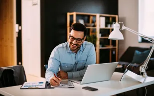 وثيقة العمل الحر للموظف الحكومي شروطها وأهم تخصصاتها