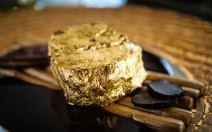 هل يجوز تناول الأطعمة المحلاة بالذهب؟