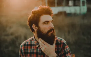 لماذا تفضل المرأة الرجل ذا اللحية؟