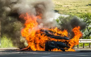 زيمبابوي ينقذ 8 ركاب من حافلة محترقة.. وتكريم خاص من رئيس البلاد (فيديو)