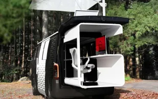 بمكتب مدمج وفخامة استثنائية..شاهد| شاحنة الأعمال المبتكرة من نيسان