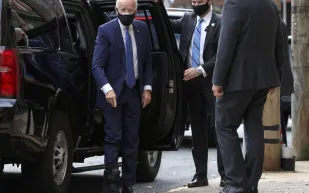 بسعر 1.5 مليون دولار.. معلومات سرية عن سيارة الرئيس الأمريكي جو بايدن (فيديو)