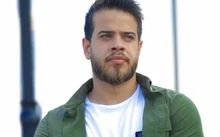 أدهم نابلسي يؤم المصلين في أول ظهور له بعد اعتزاله (فيديو)