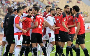 اشتباك عنيف بين لاعبي مصر والمغرب في غرفة الملابس (فيديو)