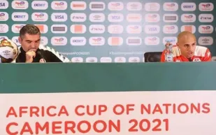 شخص يقتحم مؤتمرًا صحفيًا ويخطف ميكروفون مدرب تونس