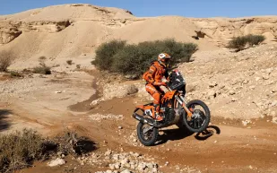 كيف تفاعل أطفال سعوديون مع متسابق متعطل برالي داكار؟ (فيديو)