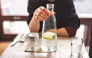 ما هو صيام الماء الذي أفقد ممثلاً 16 كيلو في 18 يومًا؟ (فيديو)