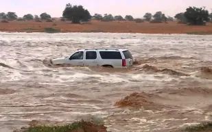 لحظات عصيبة لإنقاذ سيارة من السقوط في مجرى سيل (فيديو)