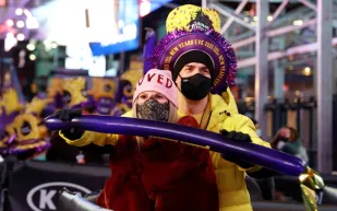 أوميكرون يطفئ بهجة العام الجديد وينهي احتفالاته باكراً أوميكرون يطفئ بهجة العام الجديد وينهي احتفالاته باكرًا