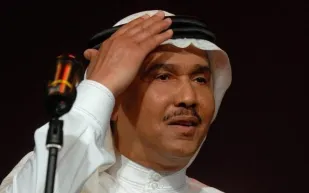 محمد عبده يصدم الجميع بهاتفه شديد القدم (فيديو)